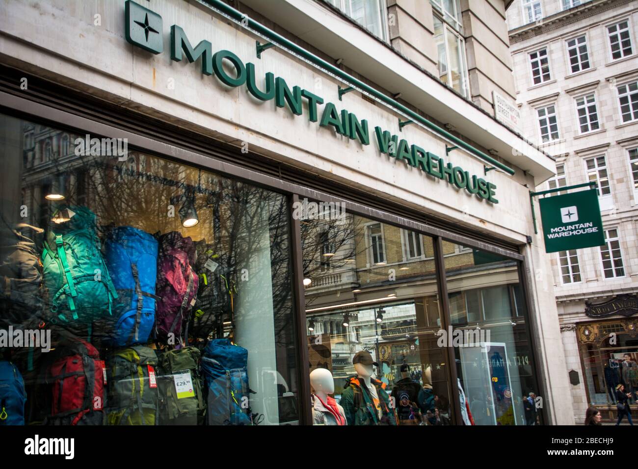 LONDON - MÄRZ 2019: Mountain Warehouse Store Exterior, eine britische Outdoor-Mode- und Ausrüstungsmarke Stockfoto