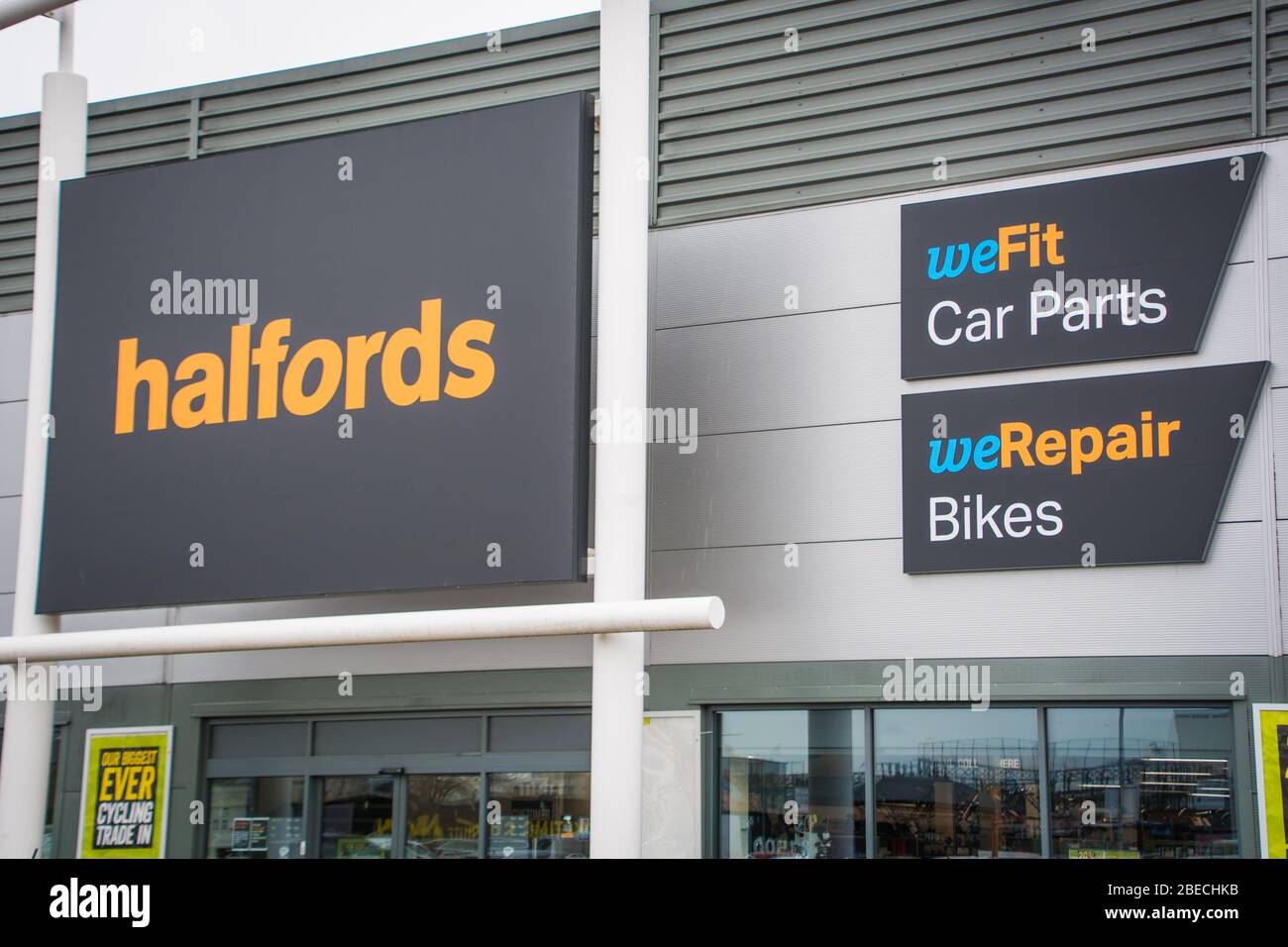 LONDON, MÄRZ 2019: Halfords Store Exterior. Ein großer britischer Händler von Autoteilen, Fahrrad und Campingausrüstung Stockfoto