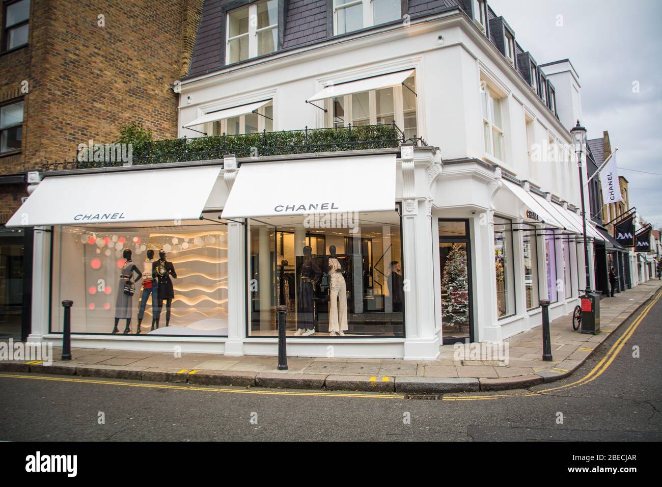 LONDON - DEZEMBER 2018: Chanel Designer-Modehaus in der Walton Street in Chelsea & Kensington - eine französische Luxusmarke Stockfoto