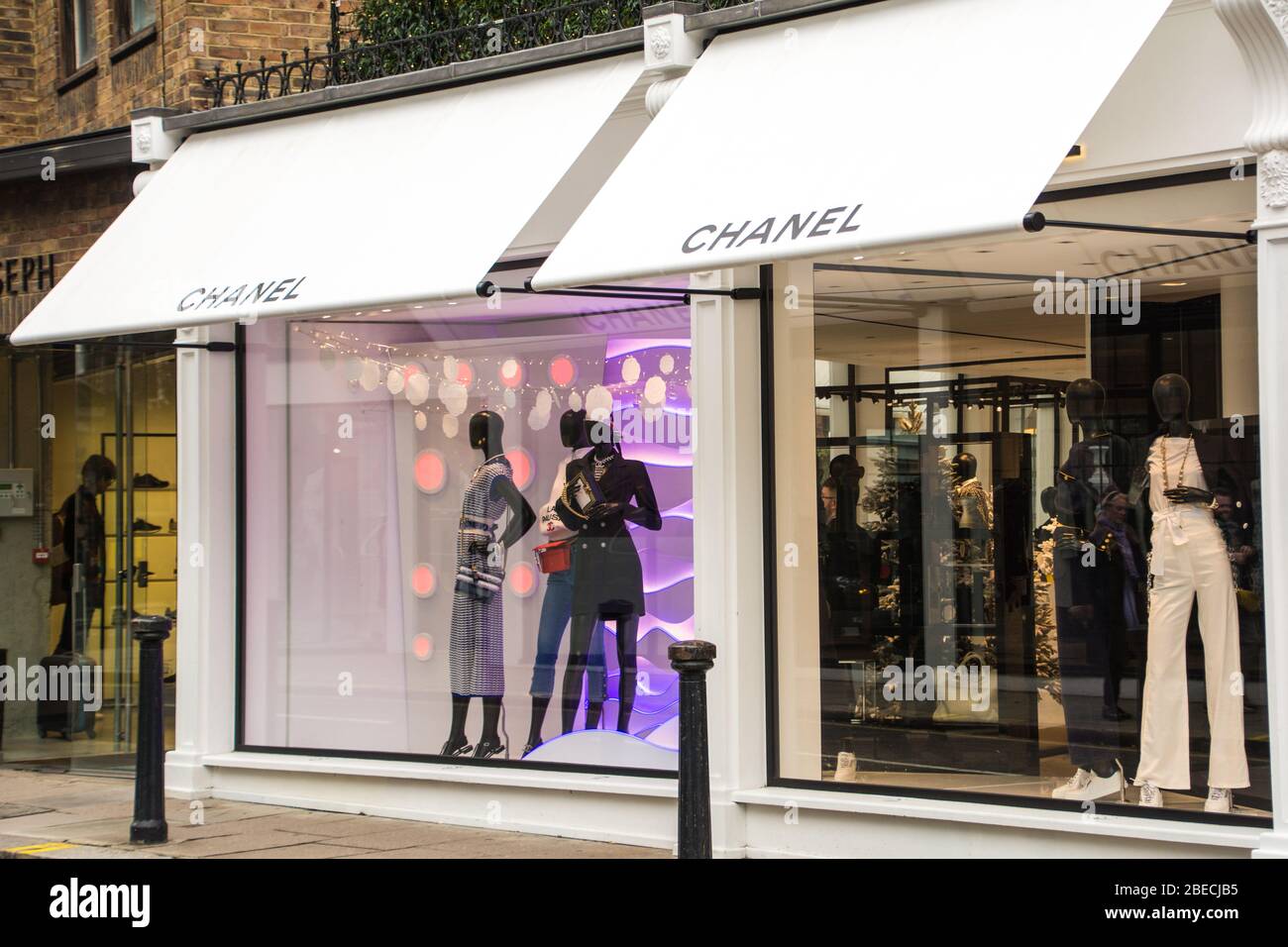 LONDON - DEZEMBER 2018: Chanel Designer-Modehaus in der Walton Street in Chelsea & Kensington - eine französische Luxusmarke Stockfoto