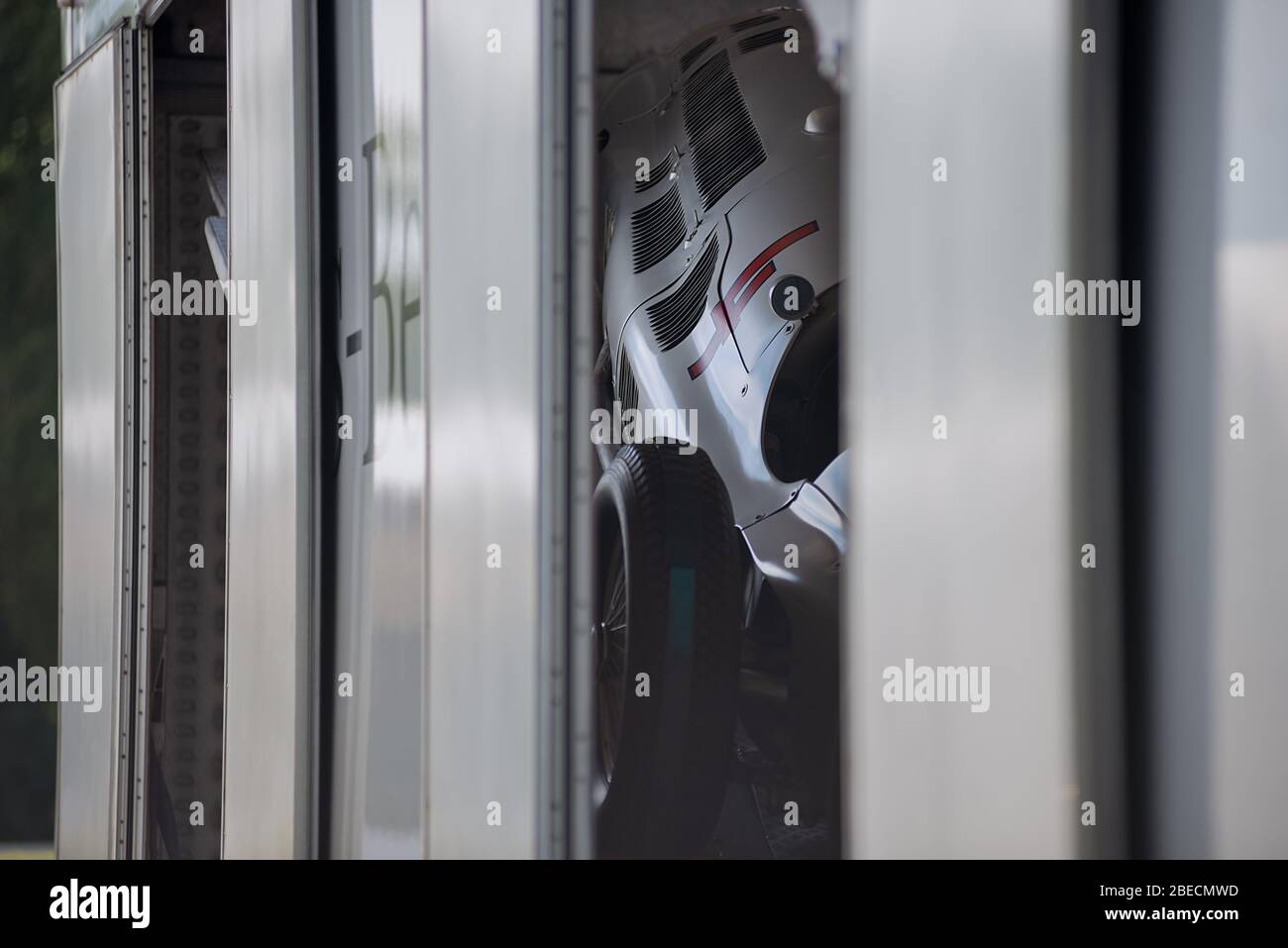 Der N0.4 Mercedes-Benz W154 Silver Arrow Einsitzer Rennwagen sicher in einem Autotransporter verladen. Stockfoto