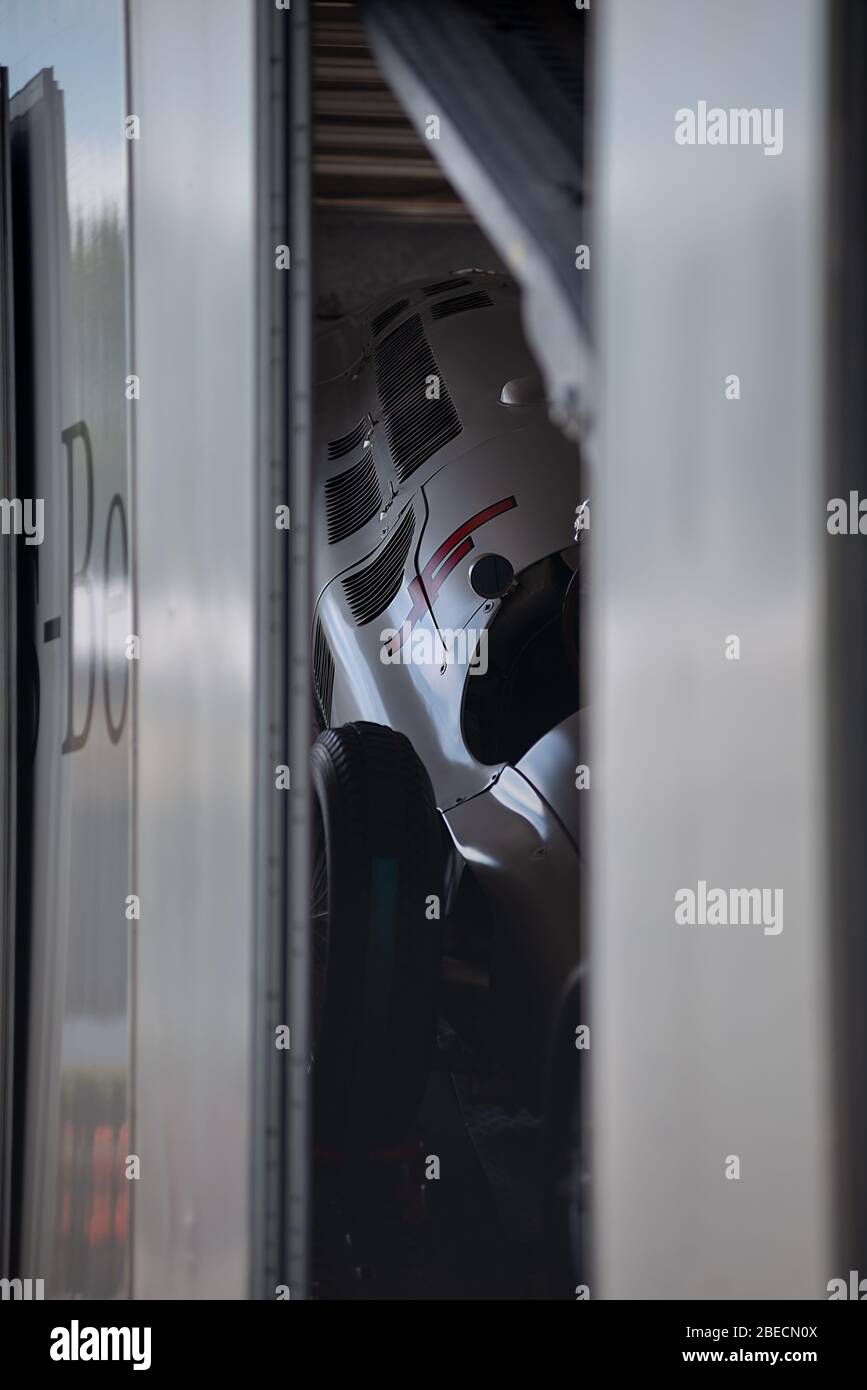 Der N0.4 Mercedes-Benz W154 Silver Arrow Einsitzer Rennwagen sicher in einem Autotransporter verladen. Stockfoto