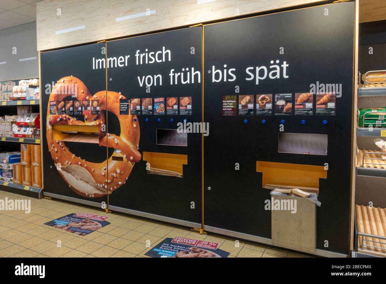 Automatische Brot-, Mini-Pizza-, Brezel- und Croissant-Maschine (Backwaren) in einem Aldi Süd Supermarkt in Salzburg, Österreich. Stockfoto