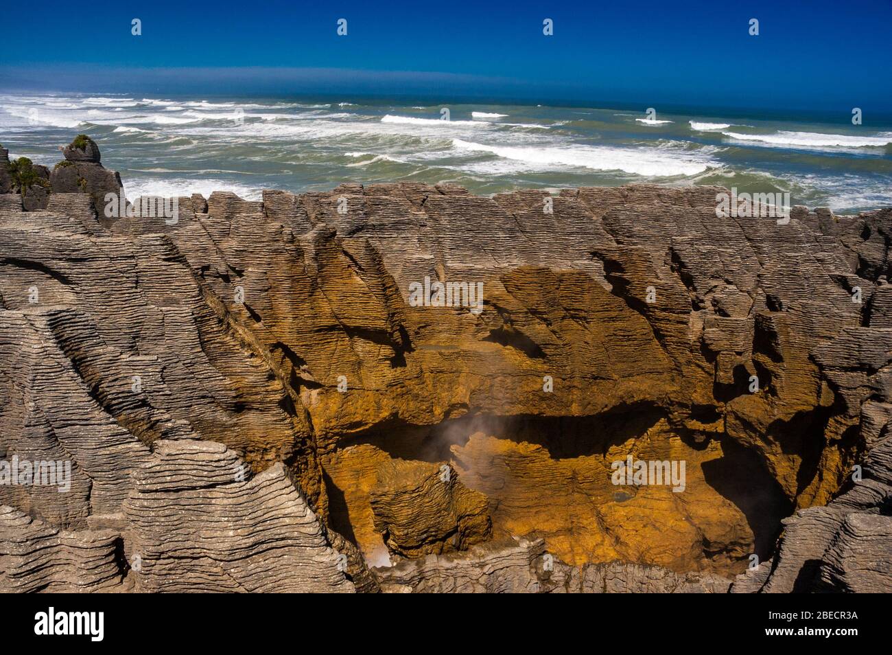 Die Pancake Rocks in der Paparoa National Park. Panakaiki, West Coast, Neuseeland. Stockfoto