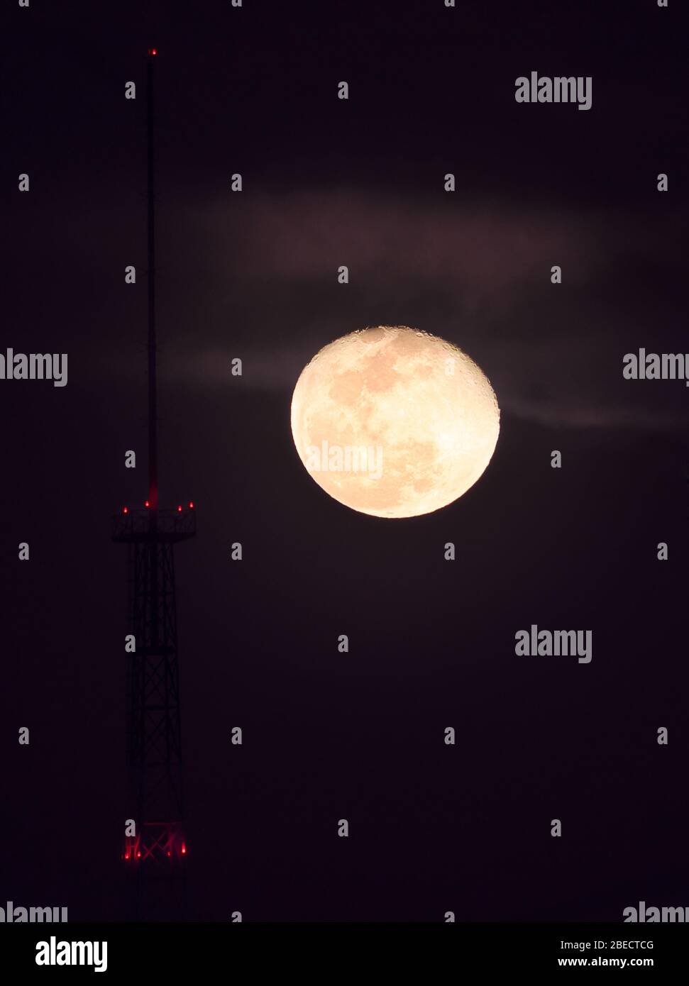 GUADALAJARA, JALISCO / MEXIKO - 09. APRIL 2020. Der Mond beginnt seine schwingende Gibbos-Phase am lichtverschmutzten Himmel der Stadt Guadalajara. Stockfoto