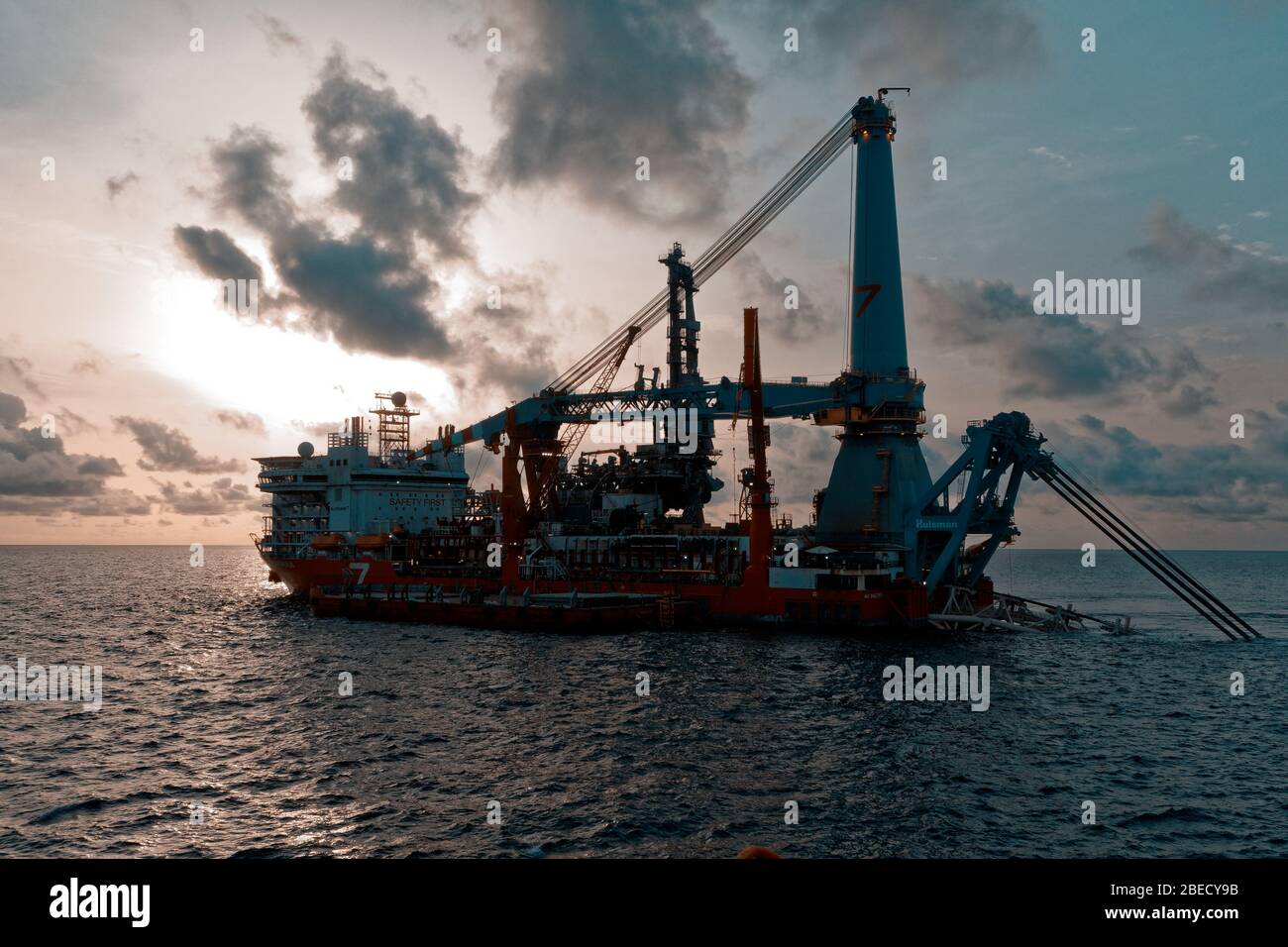 Sieben Borealis pipelay und schweres Schiff bei Sonnenuntergang gesehen. Stockfoto