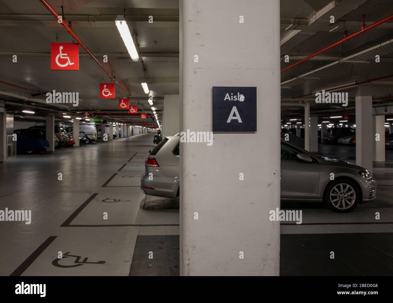 Deutlich gekennzeichnete Stellplätze für behinderte Gäste in einer Tiefgarage. Stockfoto