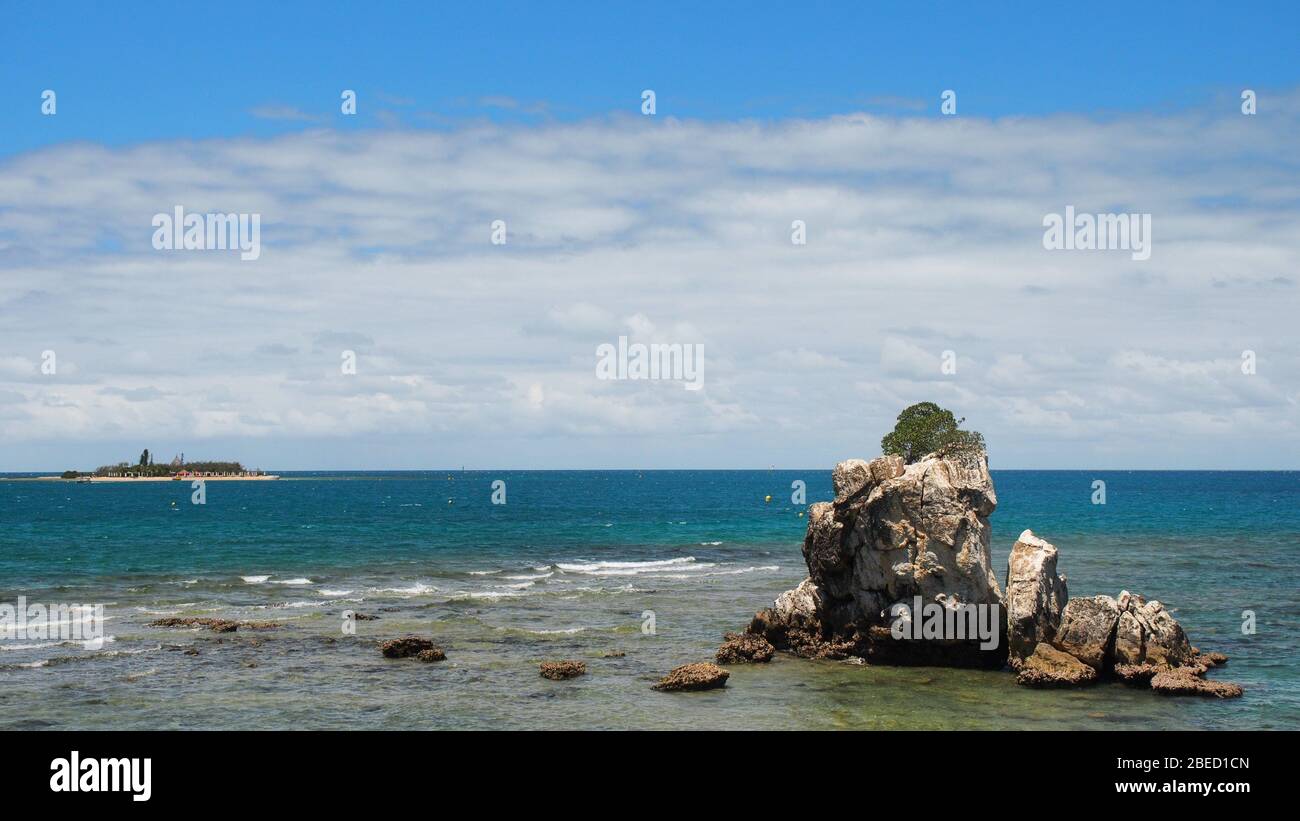 Rocher à la voile Insel mit Ilots aux canards im Hintergrund, Neukaledonien Stockfoto