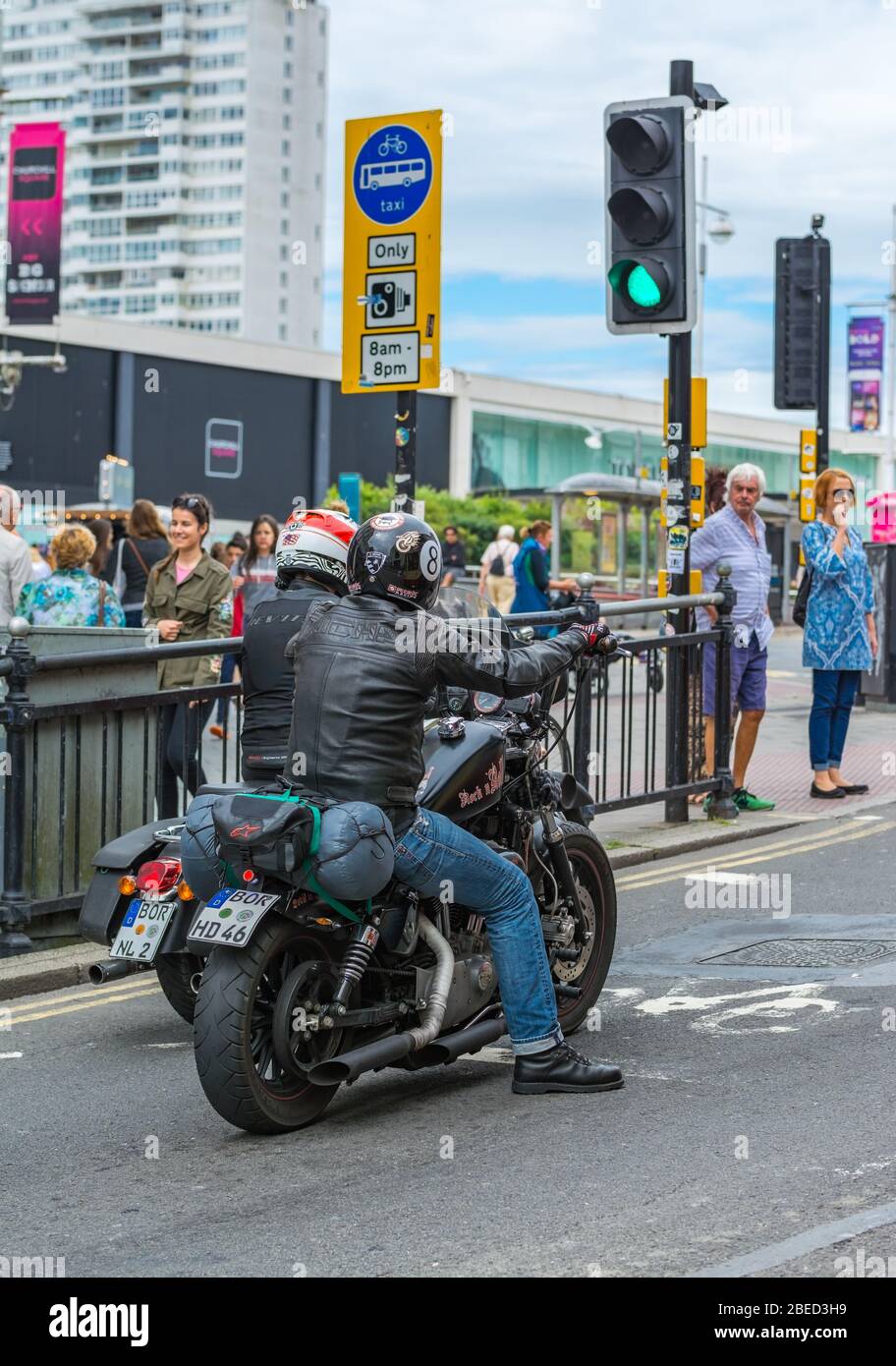 Paar ausländische Motorradfahrer wahrscheinlich aus Deutschland mit deutschen Kennzeichen, an Ampeln in England, Großbritannien. Stockfoto