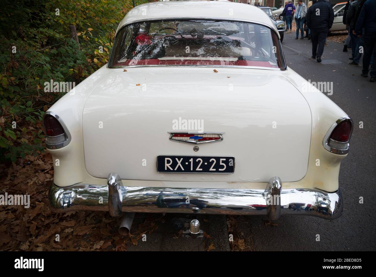 USSELO, NIEDERLANDE - 21. OKTOBER 2018: Rückansicht eines klassischen chevrolet 1955 6A 2103 bei einem Treffen von Oldtimer-Autos Stockfoto