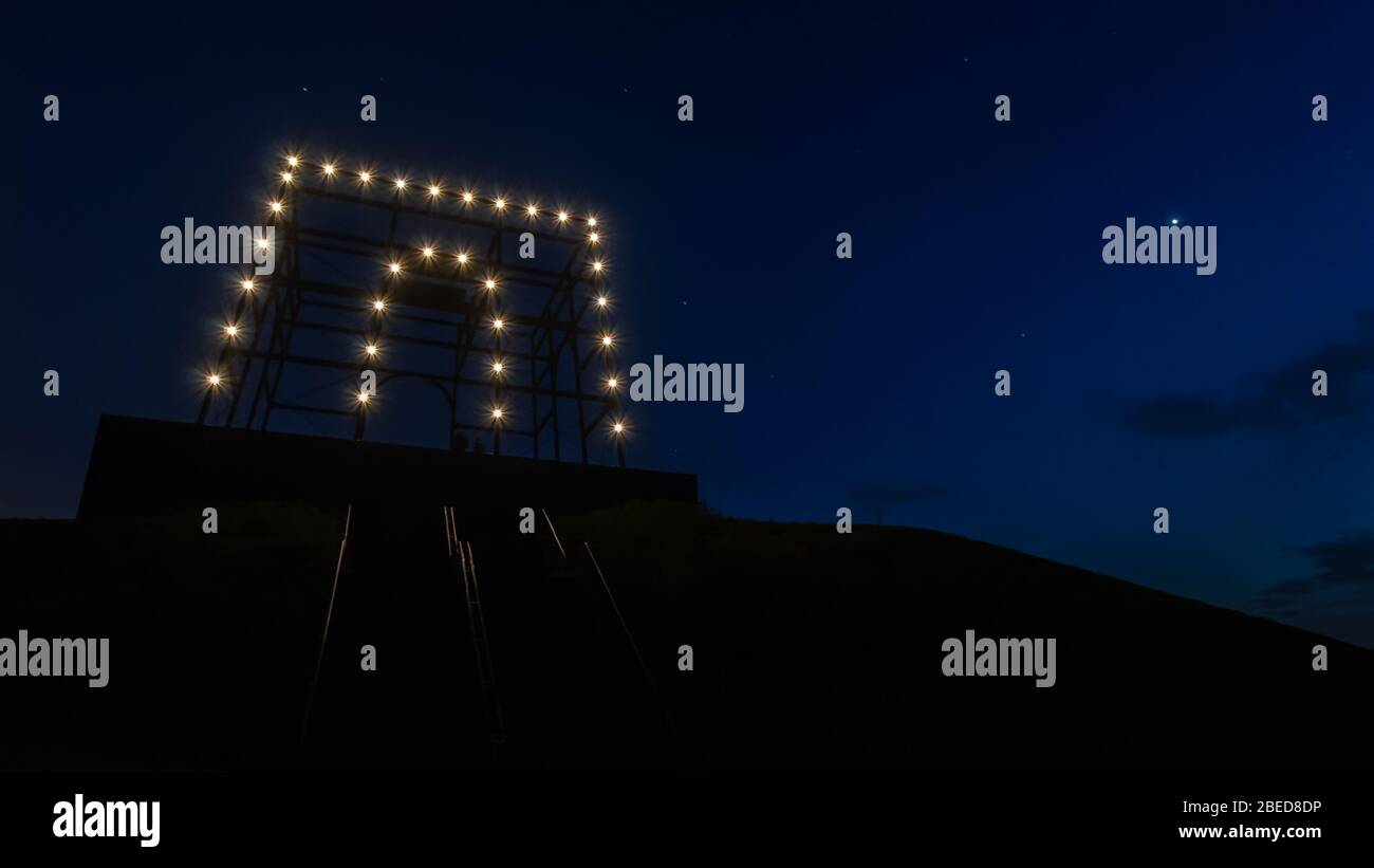 Nachtaufnahme des beleuchteten Denkmals auf der Spitze des Spotter's Hill in Hoofddorp, aufgenommen von der Hälfte der Treppe nach oben. Stockfoto