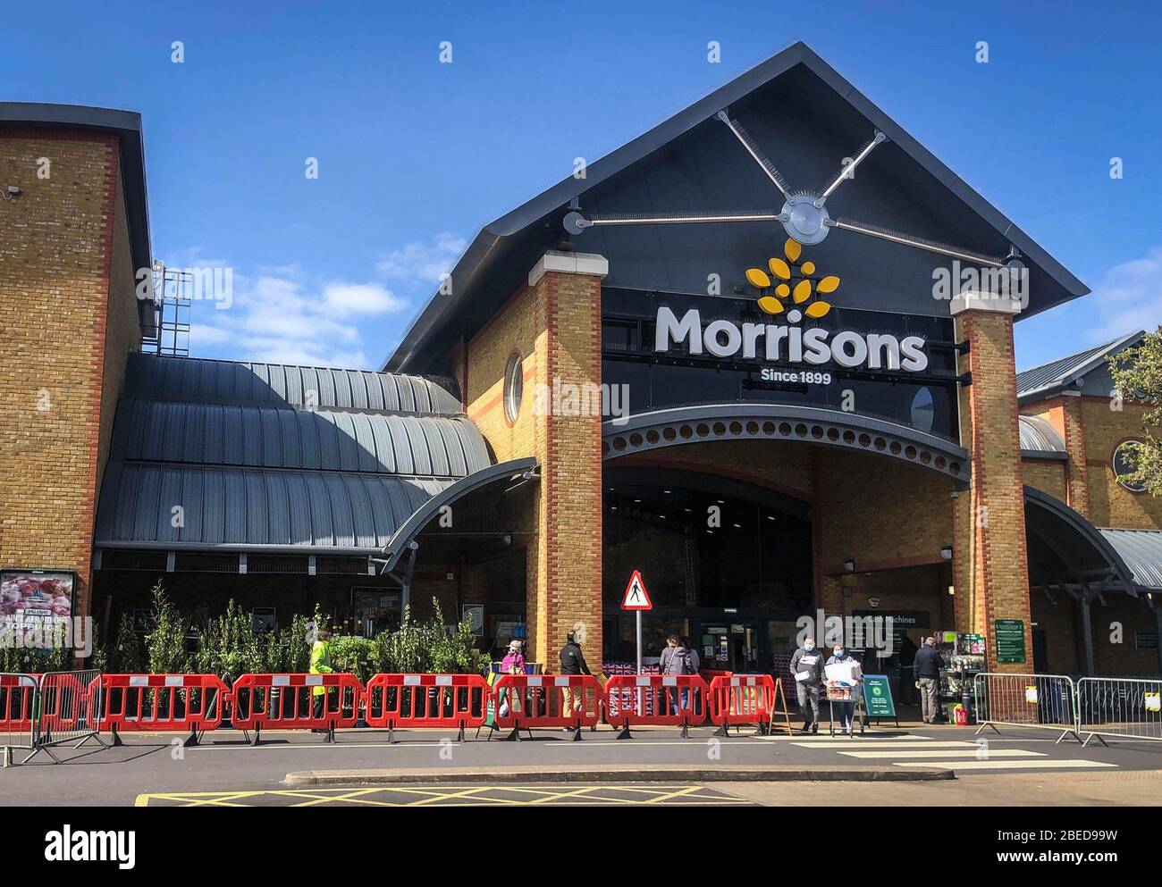 High Wycombe, Großbritannien. April 2020. Morrisons Superstore im Stadtzentrum von High Wycombe während der Osterfeiertage Montag während der Covid-19 Pandemie als die britische Regierung Rat, um soziale Distanz zu halten und minimieren Zeit draußen in High Wycombe am 13. April 2020. Kredit: Prime Media Images/Alamy Live News Stockfoto