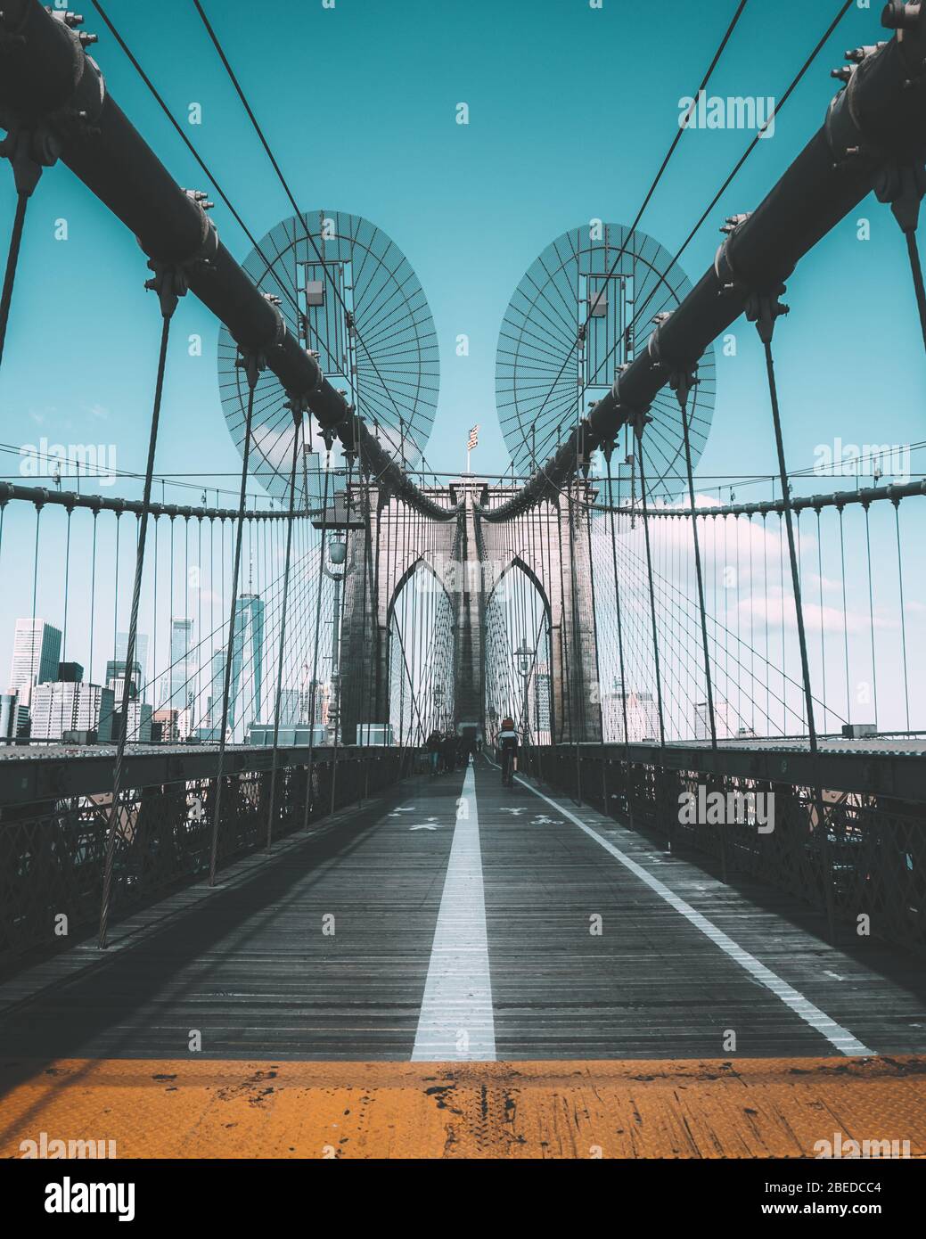 Brooklyn Bridge von der Fahrradlinie und Manhattans Skyline im Hintergrund Stockfoto