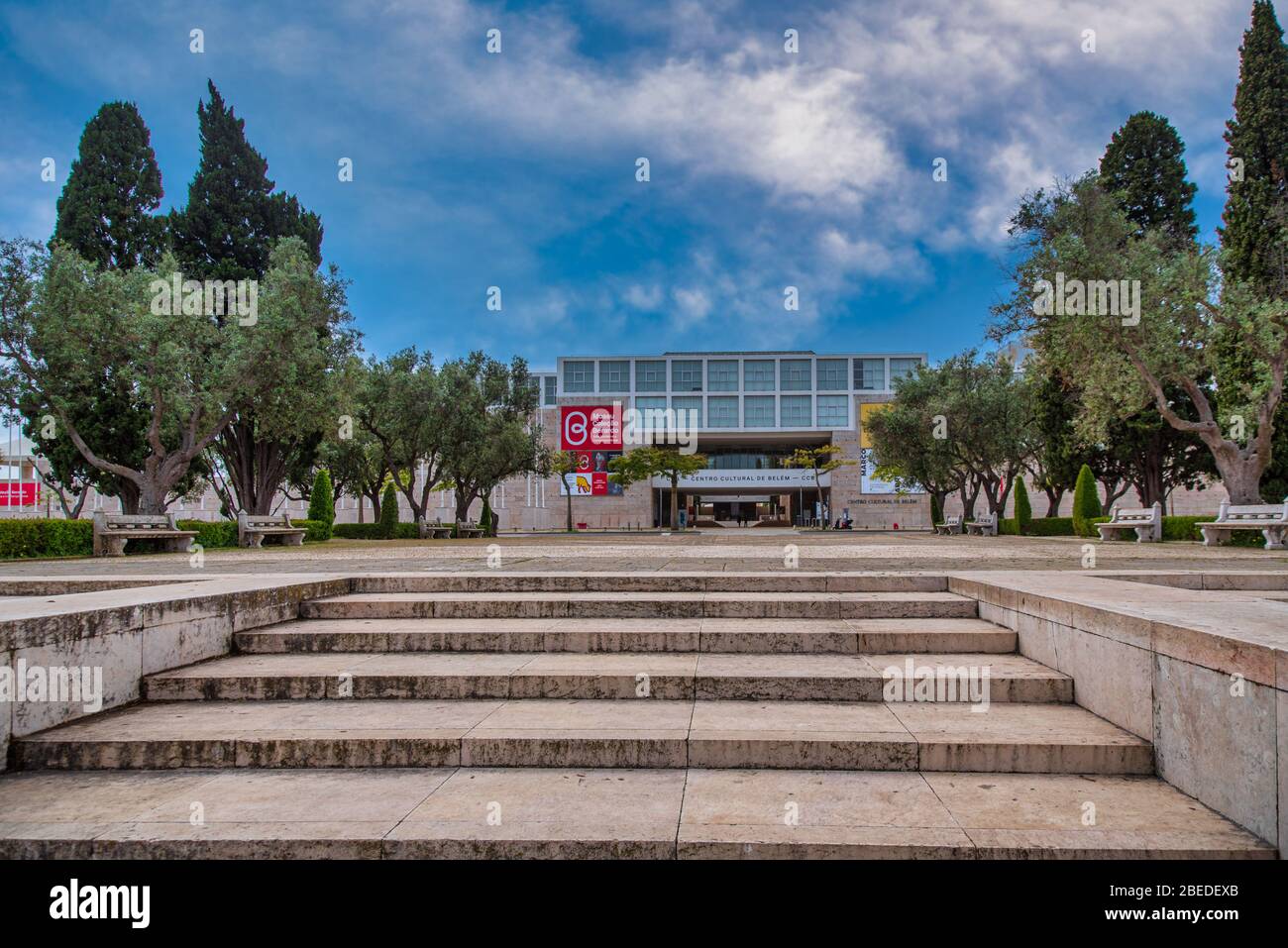 Eine Treppe führt zum Haupteingang des Centro Cultural de Belém in Lissabon, Portugal, an einem klaren Tag mit blauem Himmel. Stockfoto