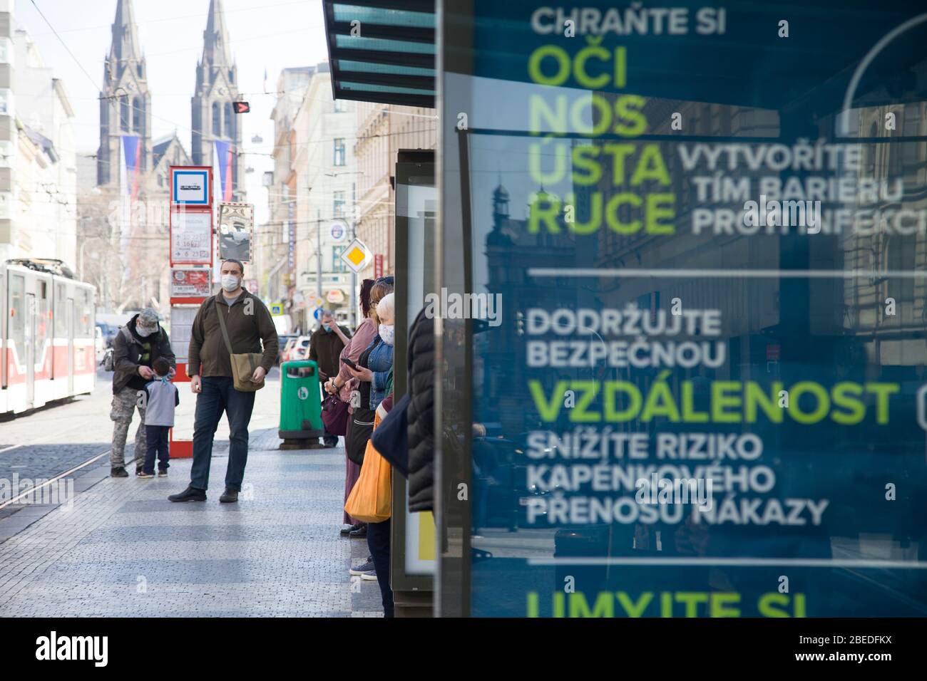 Menschen warten auf Straßenbahn, öffentlichen Verkehrsmitteln in den Straßen von Prag in Coronavirus Zeit. Tschechische Republik Stockfoto