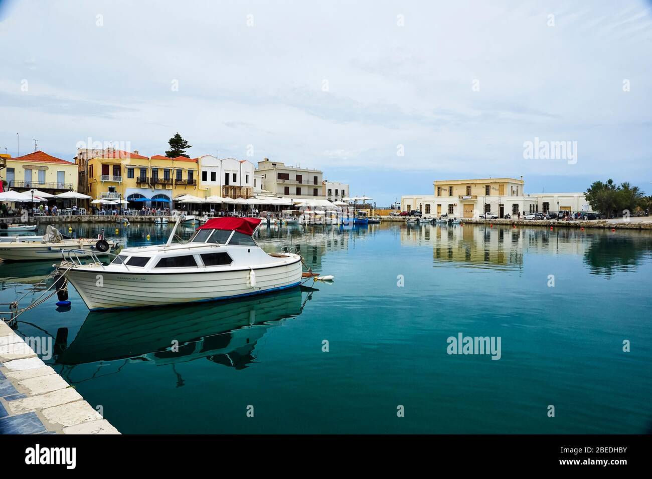 Blick auf den Hafen von Rethymno, der Insel Kreta, Griechenland. Die Stadt ist berühmt für ihre venezianische Architektur und die wunderschöne Aussicht. Stockfoto