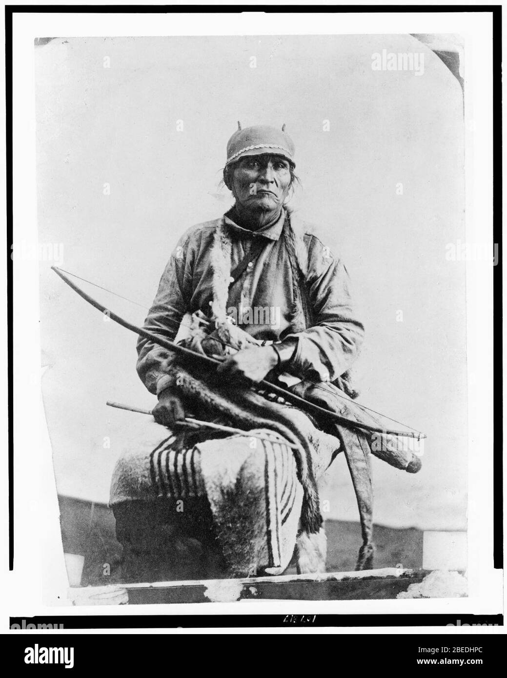 Harririo, einem Navajo Chief, drei-viertel länge Porträt, Sitzen, Blick leicht nach rechts beugen, Stockfoto