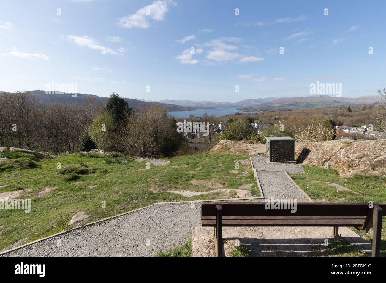Cumbria, Großbritannien. April 2020. Der Lake District Bank Holiday Monday Cornavirus.Biskey Howe Aussichtspunkt mit Blick über das Dorf Bowness & Lake Windermere verlassen .Gordon Shoosmith/Alamy News Credit: Gordon Shoosmith/Alamy Live News Stockfoto