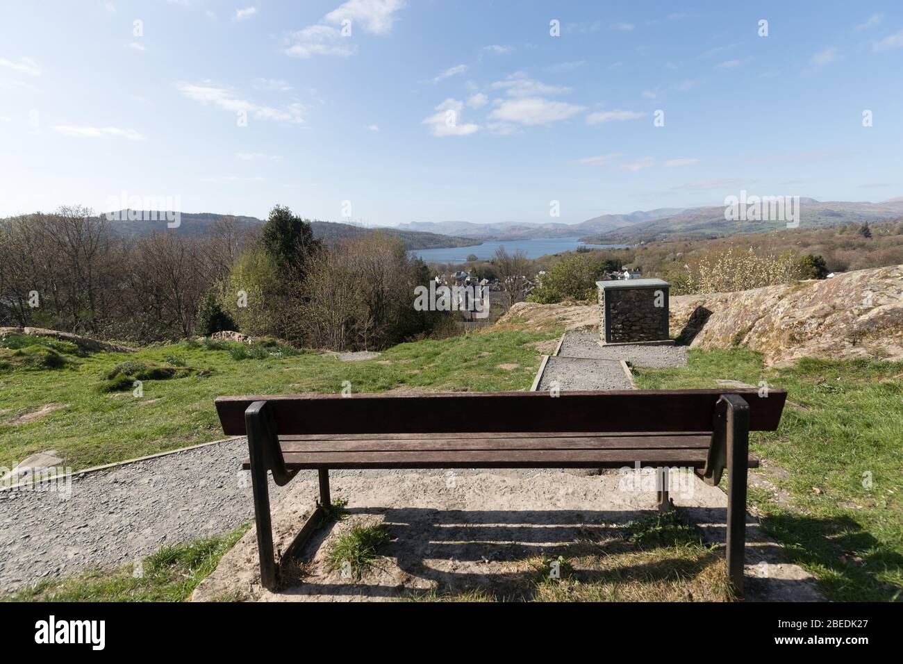 Cumbria, Großbritannien. April 2020. Der Lake District Bank Holiday Monday Cornavirus.Biskey Howe Aussichtspunkt mit Blick über das Dorf Bowness & Lake Windermere verlassen .Gordon Shoosmith/Alamy News Credit: Gordon Shoosmith/Alamy Live News Stockfoto