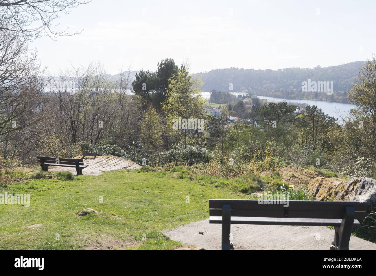 Cumbria, Großbritannien. April 2020. Der Lake District Bank Holiday Monday Cornavirus.Biskey Howe Aussichtspunkt mit Blick über das Dorf Bowness & Lake Windermere verlassen .Gordon Shoosmith/Alamy News Credit: Gordon Shoosmith/Alamy Live News Stockfoto