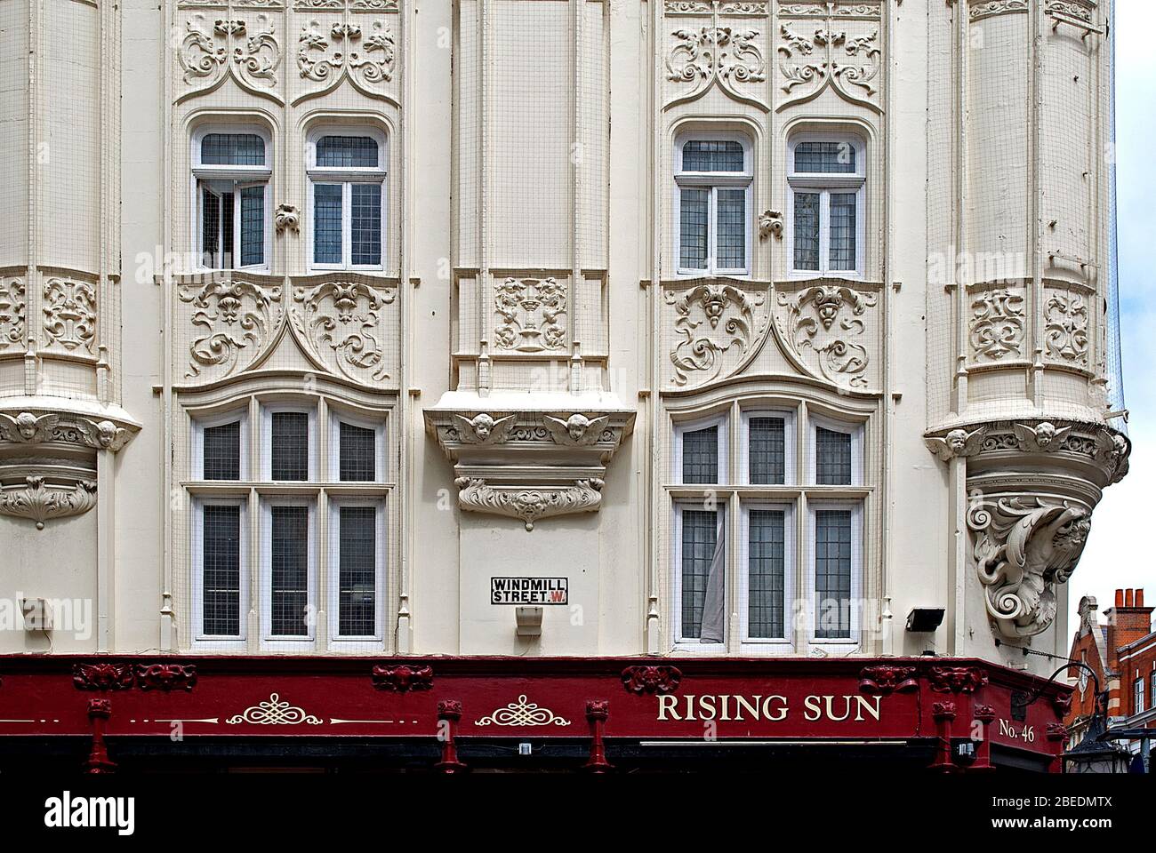 Steinfassade Fenster Jugendstil Gotische Architektur The Rising Sun, 46 Tottenham Court Rd, Bloomsbury, London W1T von Treadwell & Martin Stockfoto