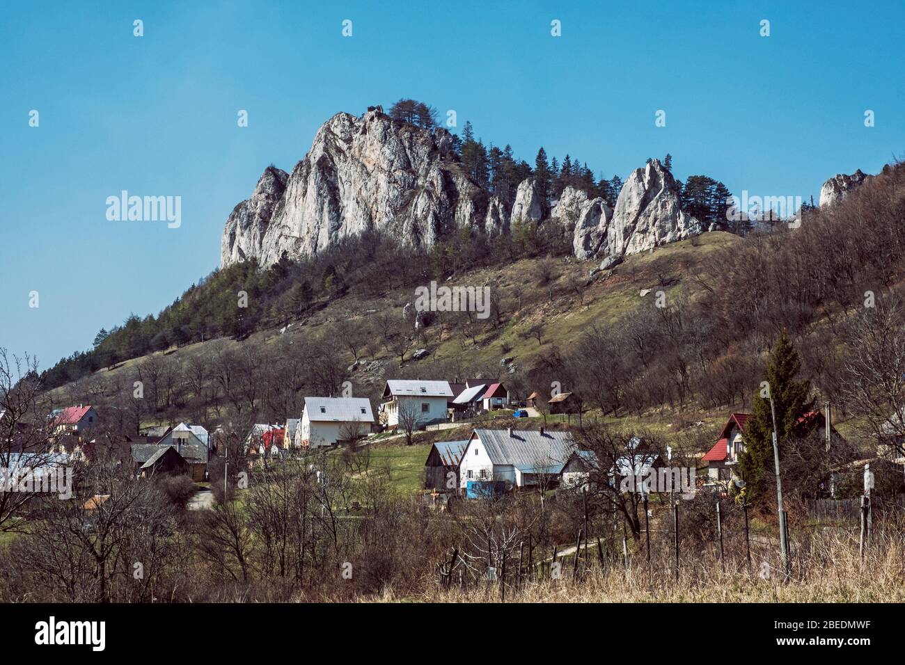 Vrsatecke Felsen und Vrsatecke Podhradie Dorf, Weiße Karpaten in der Slowakischen republik. Saisonale natürliche Szene. Wanderthema. Stockfoto