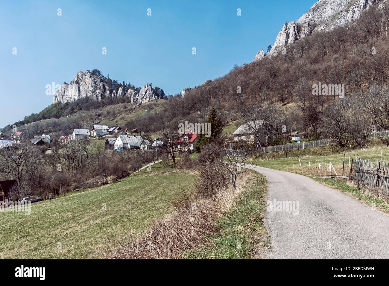 Vrsatecke Felsen und Vrsatecke Podhradie Dorf, Weiße Karpaten in der Slowakischen republik. Saisonale natürliche Szene. Wanderthema. Stockfoto