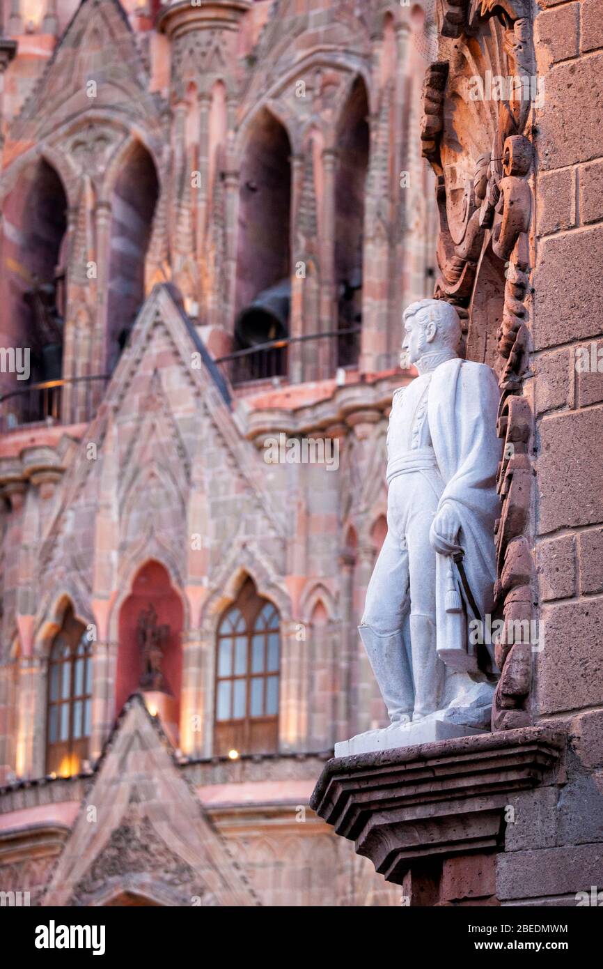 Statue von Allende in der Nähe der Basilika San Miguel de Allende, Mexiko. Stockfoto
