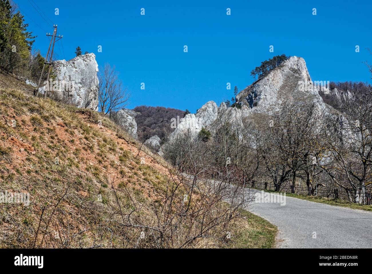 Vrsatzke Felsen, Weiße Karpaten in der Slowakischen republik. Saisonale natürliche Szene. Wanderthema. Stockfoto