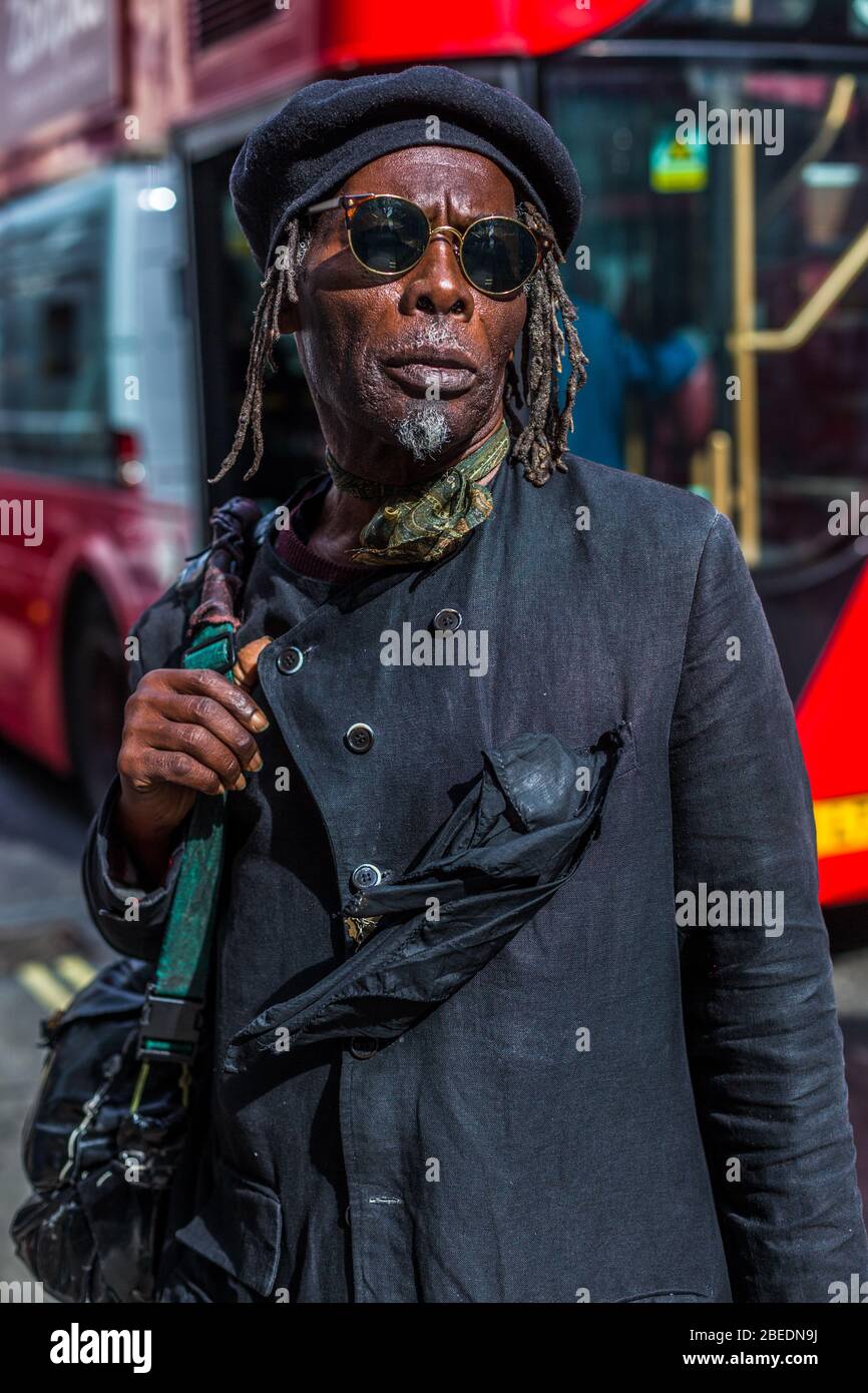 Mittelformatiges Porträt des jamaikanischen Straßenmusikers Raggy Framer aka Raggy Farmer, London, England, Großbritannien. Stockfoto