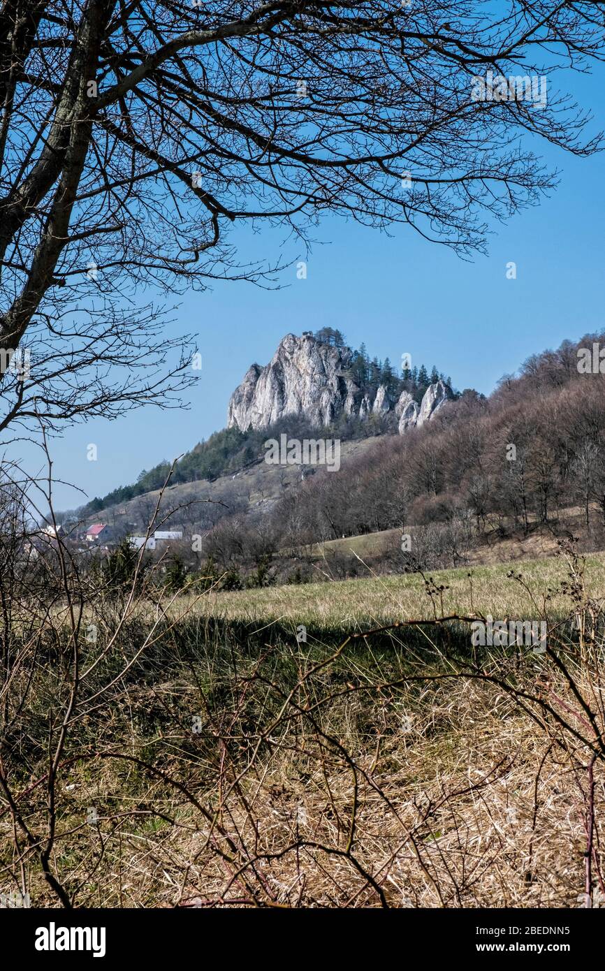 Vrsatzke Felsen, Weiße Karpaten in der Slowakischen republik. Saisonale natürliche Szene. Wanderthema. Stockfoto