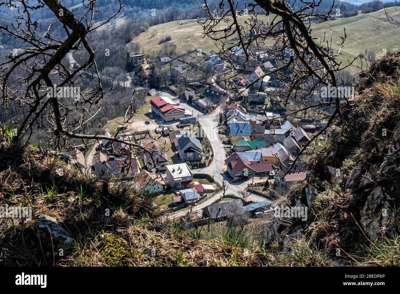 Vrsatzke Podhradie Dorf von Vrsatzke Felsen, Weiße Karpaten in der Slowakischen republik. Reiseziel. Stockfoto