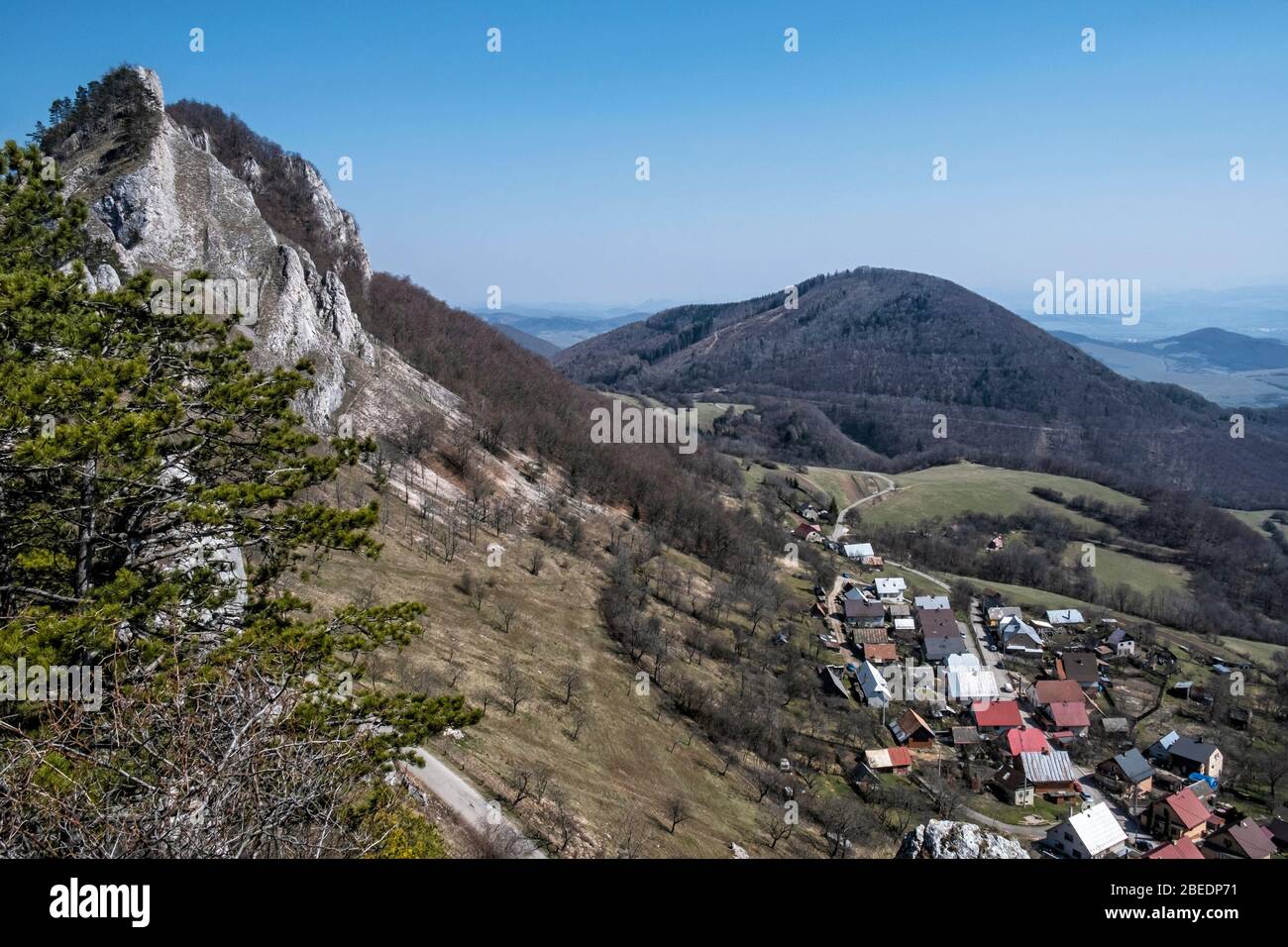 Vrsatzke Felsen und Vrsatzke Podhradie Dorf, Weiße Karpaten in der Slowakischen republik. Saisonale natürliche Szene. Wanderthema. Stockfoto