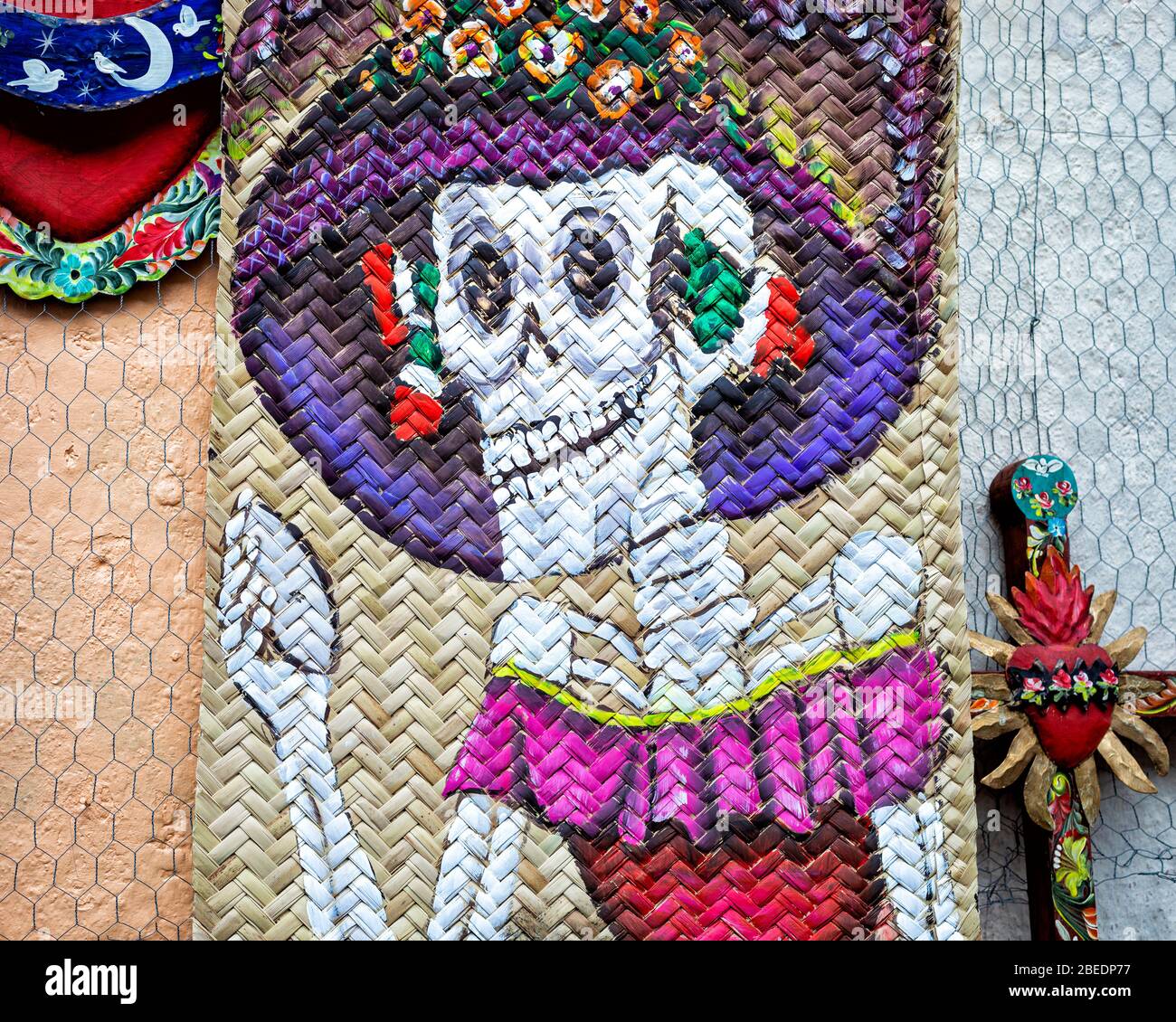 Eine Matte mit einem traditionellen Tag der Toten catrina in San Miguel de Allende, Mexiko bemalt. Stockfoto