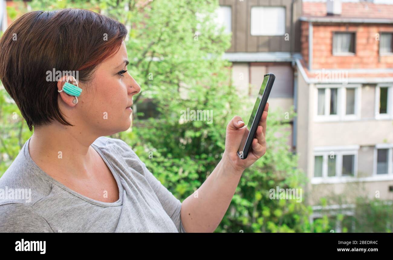 Schützen Sie sich vor gefälschten Nachrichten. Frau mit Gesichtsmaske auf dem Ohr, illustrieren die Vermeidung der falschen Informationen. Stockfoto
