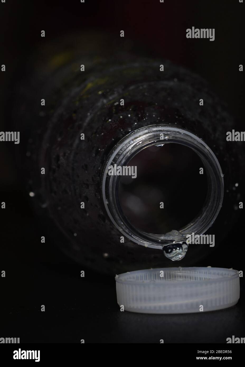 Der letzte Tropfen des Wassers kommt aus der Flasche Stockfoto