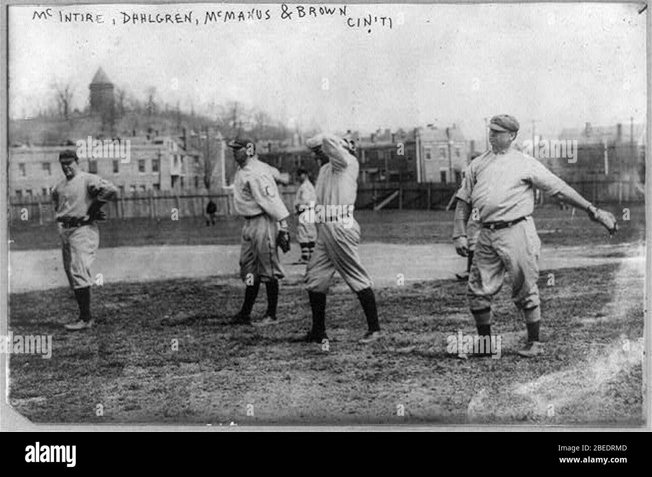 Harry McIntyre Dahlgren Joab Logan ‘Joe‘ McManus und Mordecai ‘Three Fingers‘ Brown of Cincinnati Baseball Team on Field Stockfoto