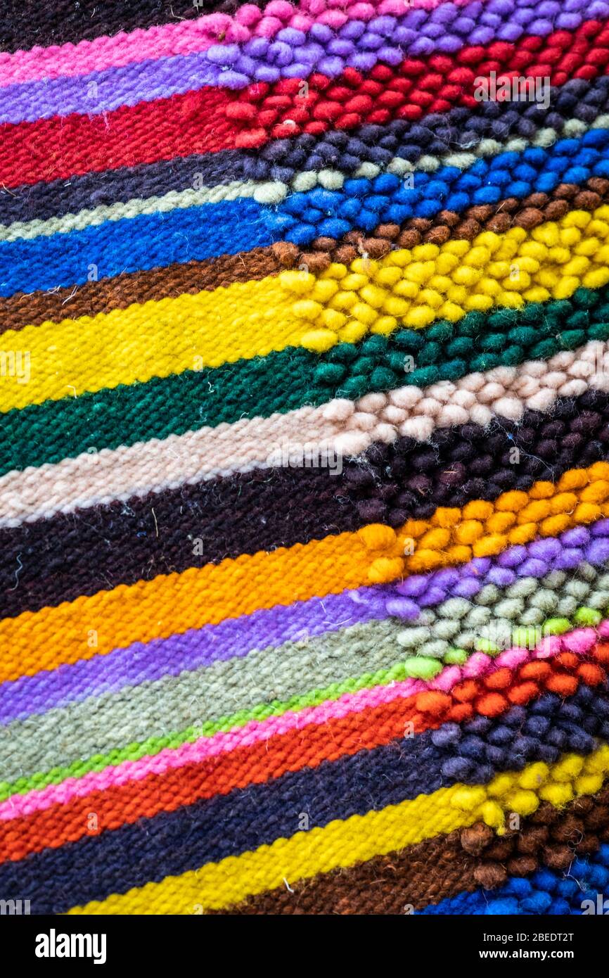 Detail von bunten Wolltextilien auf dem Markt von San Miguel de Allende in Mexiko. Stockfoto