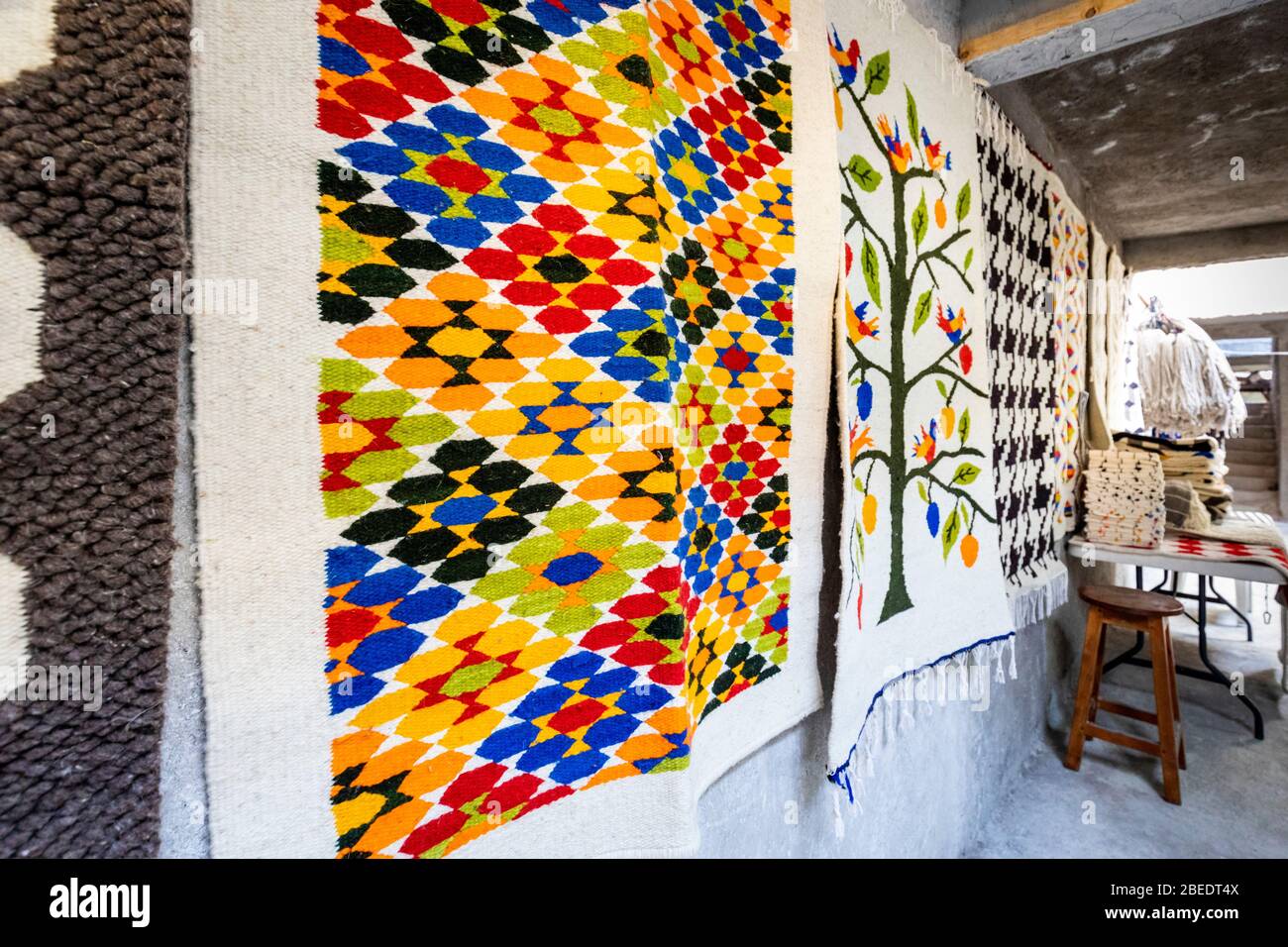 Wolldecken hängen in einer Textilwerkstatt in San Miguel de Allende in Mexiko. Stockfoto