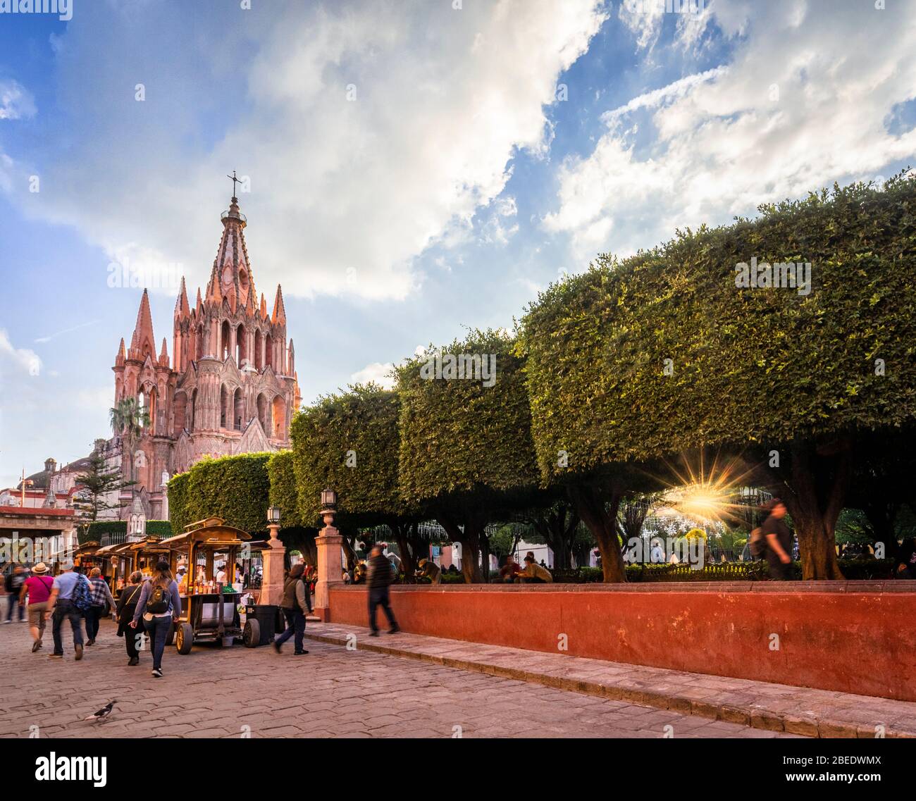 Plaza und Parroquia de San Miguel Arcangel in San Miguel de Allende, Mexiko, an einem typischen Nachmittag. Stockfoto