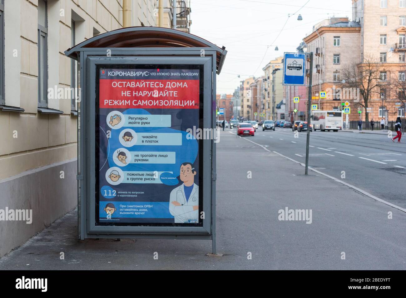 St. Petersburg, Russland - 8. April 2020: Plakat mit dem Titel "Coronavirus, was jeder wissen muss" auf Russisch an einer Bushaltestelle. Stockfoto