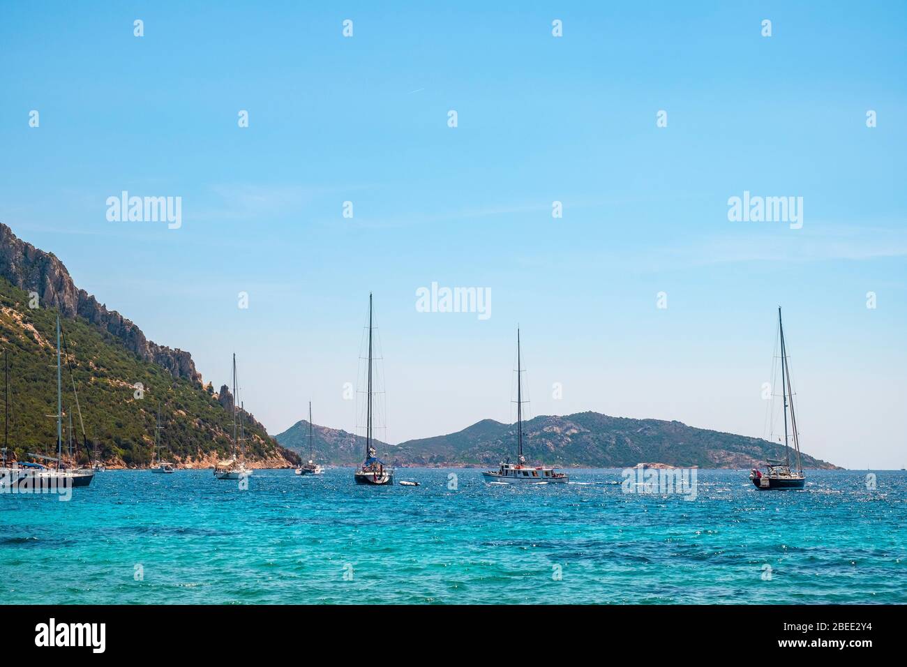 Tavolara, Sardinien / Italien - 2019/07/18: Yachten und Boote in der malerischen Tyrrhenischen Meer Häfen vor Isola Tavolara Insel vor der Küste Sardiniens Stockfoto