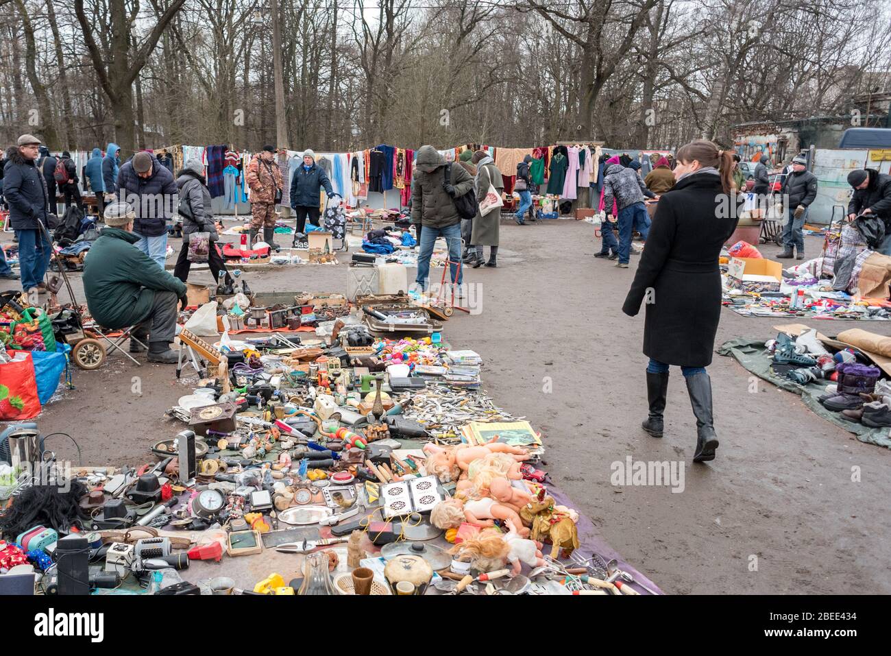 Sankt Petersburg, Russland - 15. Februar 2020: Der Flohmarkt in Udelnaya. Stockfoto