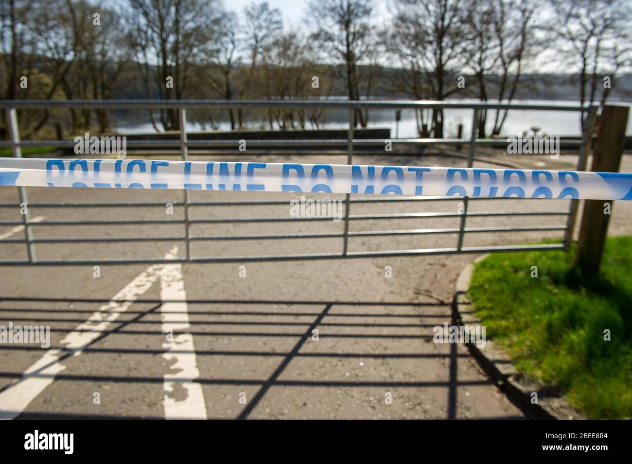 Cumbernauld, Großbritannien. April 2019. Im Bild: Touristische Schönheits-Hotspots rund um das malerische Loch Venachar in der Nähe der Stadt Callander, liegt leer, da die Parkplätze während der Coronavirus (COVID-19)-Lockdown an einem hellen und heißen Ostermontag der Frühlingsfeiertage mit Straßensperren geschlossen sind. Aufgrund der britischen und schottischen Absperrung des Coronavirus (COVID-19) hat die Polizei die Sperrung durchgesetzt und die Menschen haben die Warnung ernst genommen, da alle Touristen- und Schönheits-Hotspots mit Straßensperren abgesperrt wurden. Quelle: Colin Fisher/Alamy Live News Stockfoto