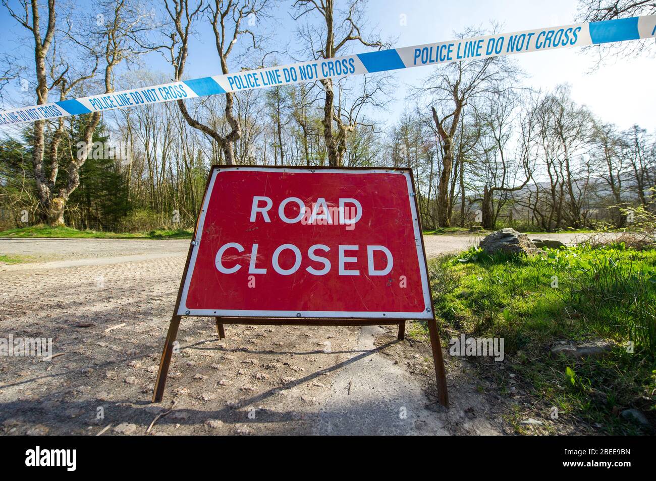 Cumbernauld, Großbritannien. April 2019. Im Bild: Der Parkplatz am Fuße des Ben A'an Berges. Normalerweise ein touristischer Hotspot mit Hunderten von Wanderern, heute nicht ein Wanderer auf dem Gipfel oder Autos in oder in der Nähe des Parkplatzes während eines hellen und heißen sonnigen Frühlingsfeiertag gefunden. Aufgrund der britischen und schottischen Absperrung des Coronavirus (COVID-19) hat die Polizei die Sperrung durchgesetzt und die Menschen haben die Warnung ernst genommen, da alle Touristen- und Schönheits-Hotspots mit Straßensperren abgesperrt wurden. Quelle: Colin Fisher/Alamy Live News Stockfoto