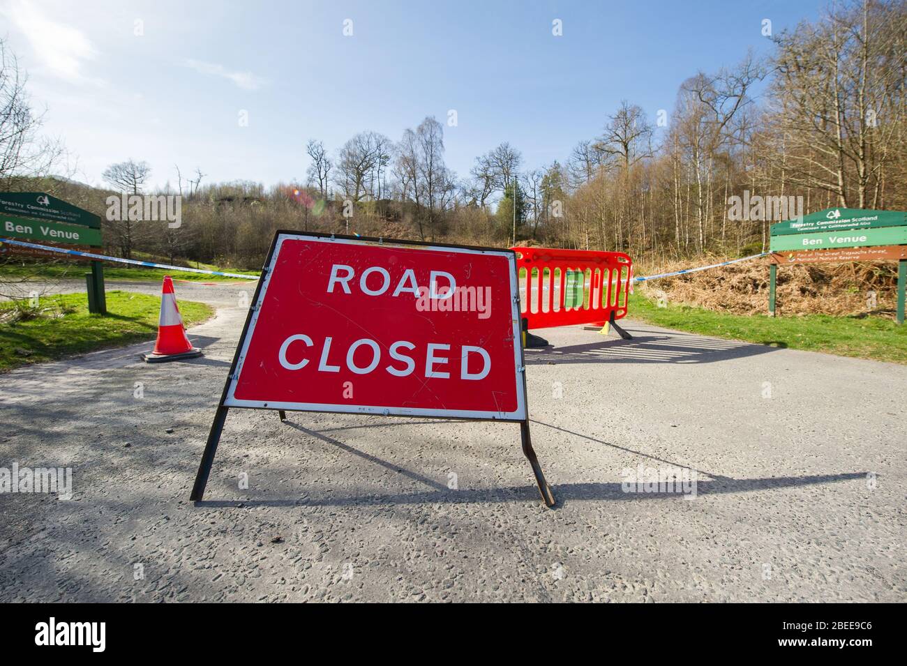 Cumbernauld, Großbritannien. April 2019. Im Bild: Der Parkplatz am Fuße des Ben A'an Berges. Normalerweise ein touristischer Hotspot mit Hunderten von Wanderern, heute nicht ein Wanderer auf dem Gipfel oder Autos in oder in der Nähe des Parkplatzes während eines hellen und heißen sonnigen Frühlingsfeiertag gefunden. Aufgrund der britischen und schottischen Absperrung des Coronavirus (COVID-19) hat die Polizei die Sperrung durchgesetzt und die Menschen haben die Warnung ernst genommen, da alle Touristen- und Schönheits-Hotspots mit Straßensperren abgesperrt wurden. Quelle: Colin Fisher/Alamy Live News Stockfoto