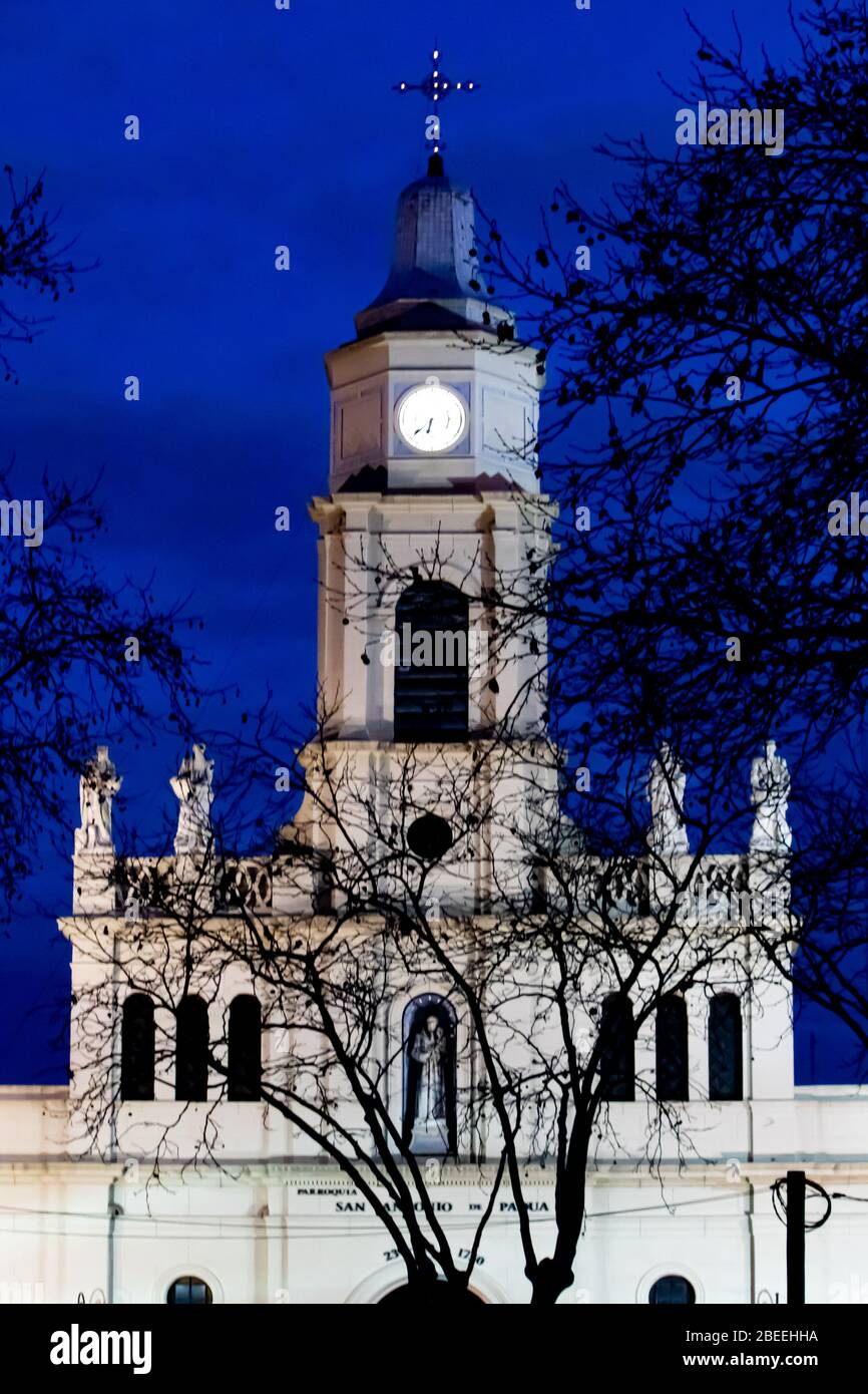 Parroquia de San Antonio de Padua in der blauen Stunde, San Antonio de Areco, Argentinien Stockfoto