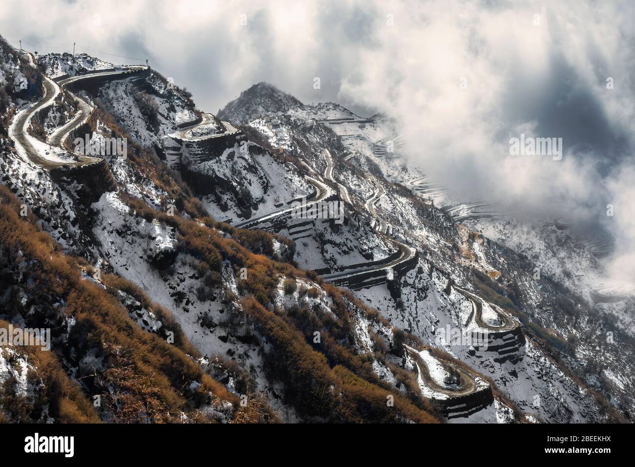 Berühmte Zigzag himalaya Bergstraße von Zuluk, mit Schnee mit Kopierraum bedeckt Stockfoto