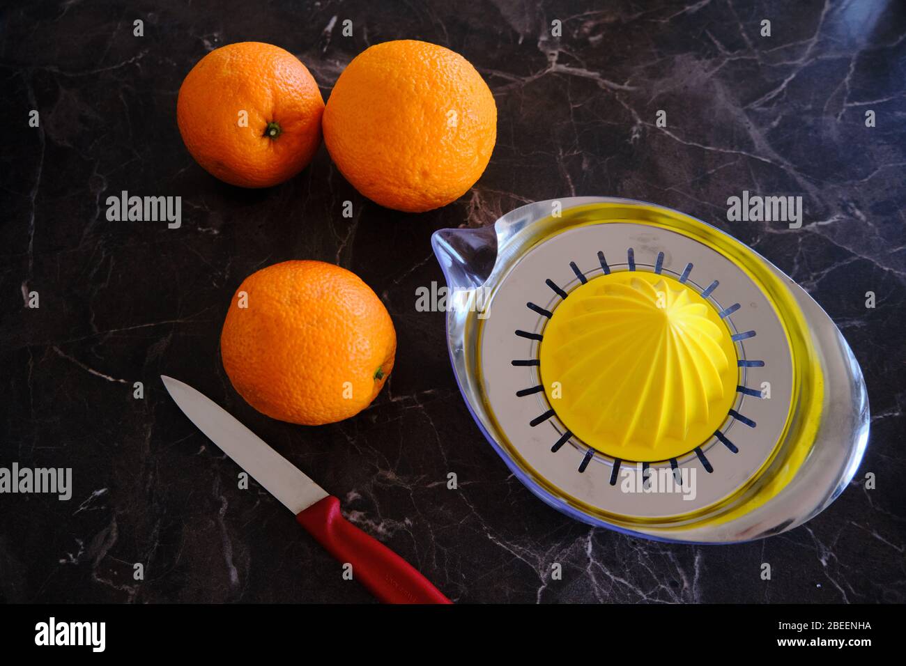 Orangensaft, Vitamin C Boost, frisch von Hand gesaftet. Halbgeschnittene Orangen. Gesunde Lebensweise Stockfoto