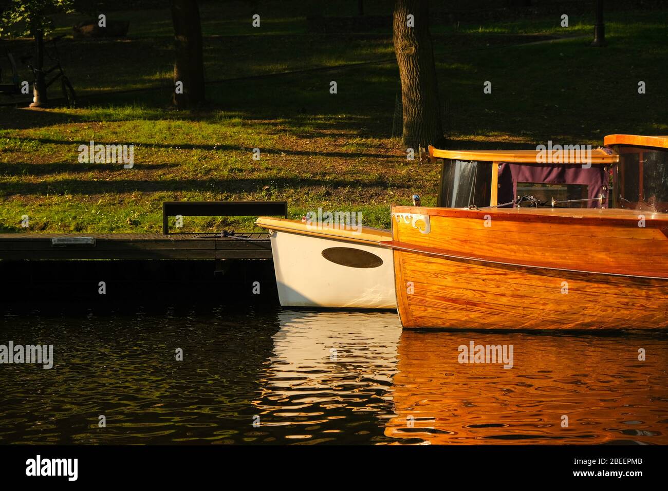 Riga, Lettland - Juni 13 2019: Holzboote auf dem Fluss Stockfoto